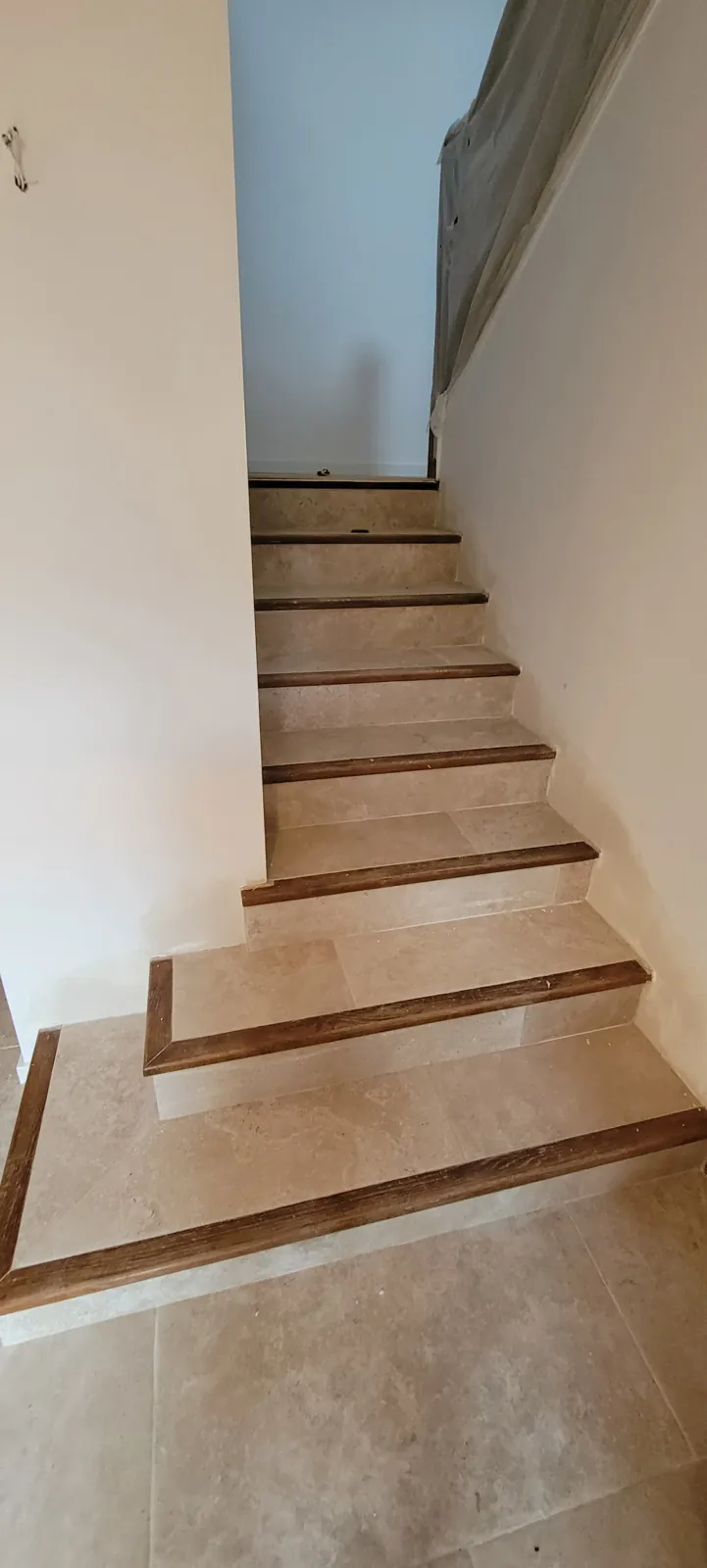 Escalier carrelé avec nez de marche