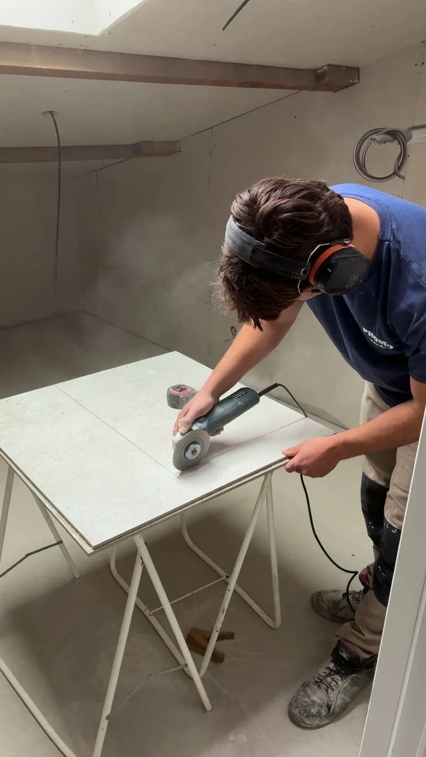 Découpe d’un carreau grand format à la disqueuse