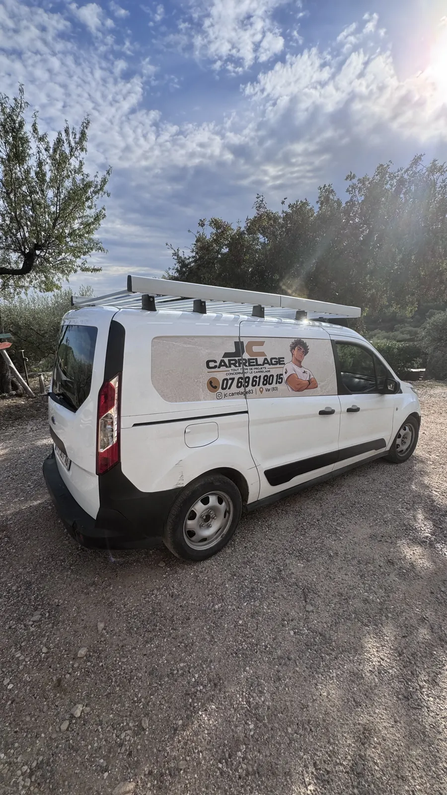 Le fourgon JC Carrelage, avec son marquage et son numéro de téléphone