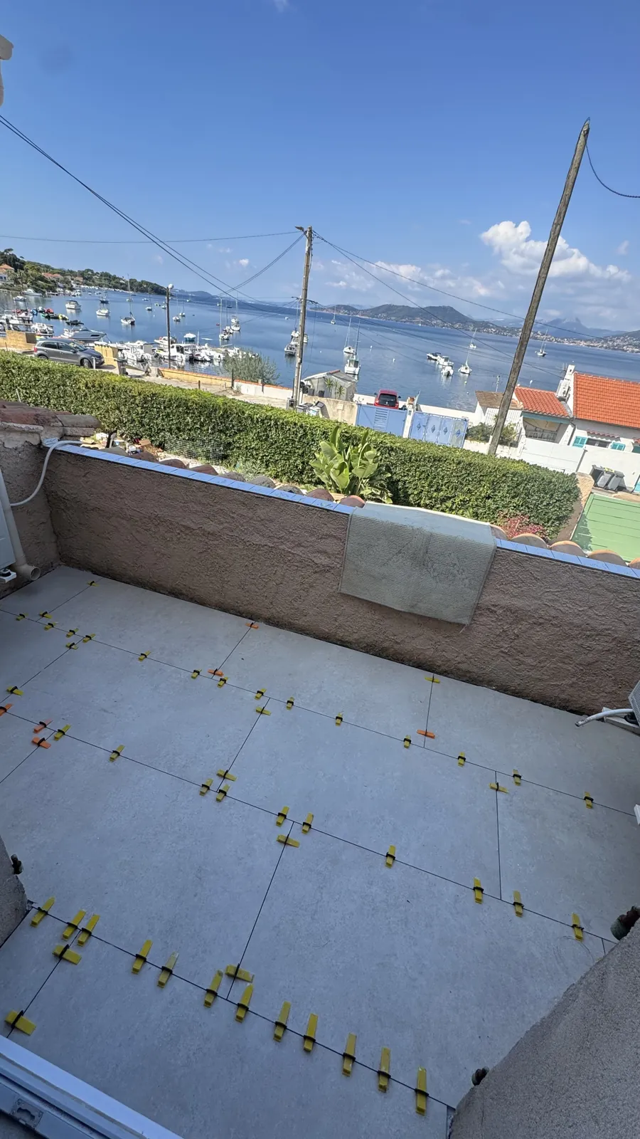 Terrasse en cours de pose avec vue sur la mer