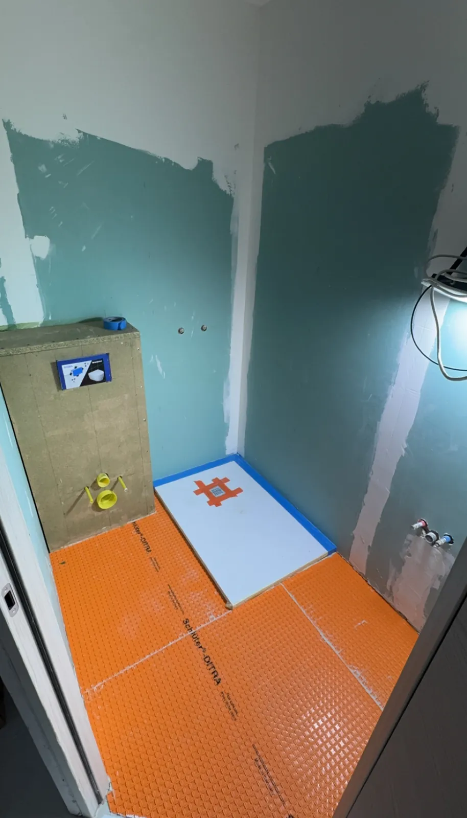 Étanchéité en cours avant la pose d'une douche