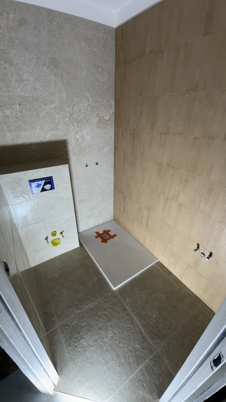 Salle de bain carrelée en grand format, sol et murs